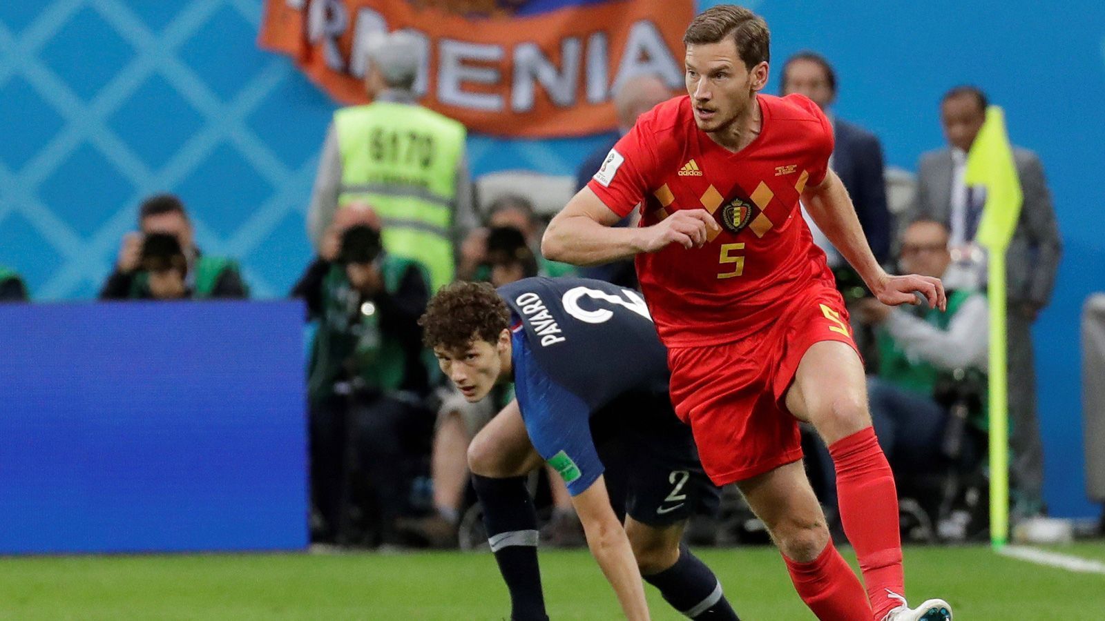 
                <strong>Jan Vertonghen</strong><br>
                Bis kurz vor der Halbzeit sehr souverän. Er kurbelt mit präzisen Diagonal-Bällen immer wieder das Offensivspiel an. Vertonghen lässt kurz vor der Pause Pavard in seinem Rücken davonziehen, was fast zum Rückstand führt. Verliert nach dem 0:1 die Kontrolle über Mbappe, steht im zweiten Durchgang oft schlecht. ran-Note: 4
              