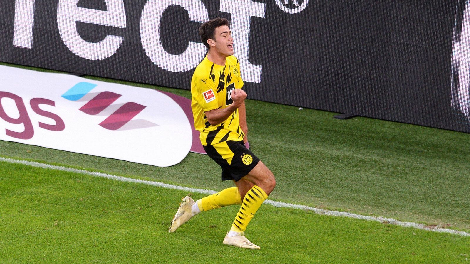 
                <strong>Giovanni Reyna (Borussia Dortmund)</strong><br>
                Der US-Amerikaner besticht mit guter Arbeit gegen den Ball. Das Glanzstück gelingt ihm aber in der Offensive: Beim 1:0 antizipiert Reyna zunächst stark und startet durch, um dann vor Sommer eiskalt abzuschließen. Den Elfmeter zum 2:0 holt er etwas glücklich heraus - nicht nur, wegen des bemühten Videobeweises. Direkt nach dem 3:0 geht er vom Platz. ran-Note: 2
              