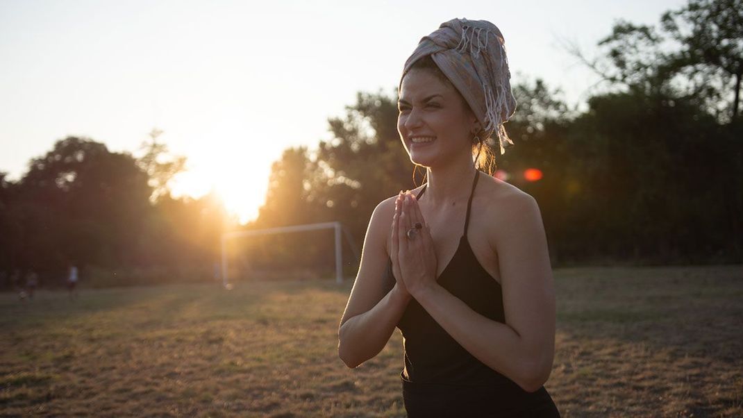 Ok, Yoga entspannt, beruhigt und hat eine positive Wirkung auf den Körper - aber was steckt hinter dem Trend "Faceyoga"? Wir haben die Fakten!