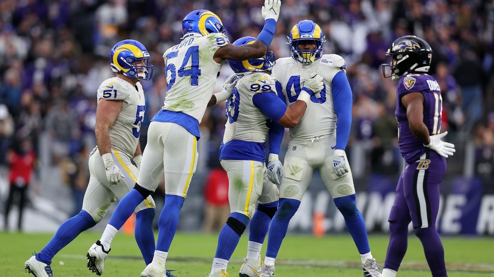 
                <strong>Platz 5: Los Angeles Rams (12-5, Vorwoche: Platz 5)</strong><br>
                Aaron Donald, Jalen Ramsey, Cooper Kupp, Matt Stafford, Odell Beckham Jr., Von Miller und und und ... Kaum ein Team kann bei der Star-Power der Los Angeles Rams mithalten. Die Arizona Cardinals bekamen das Superteam in der ersten Playoff-Runde mit voller Wucht zu spüren. Mit 34:11 fegten Matthew Stafford und Co. über die Cardinals-Defense hinweg. Der Routinier spielte dabei eines der effizientesten Spiele seiner Karriere, während die Defensive Kyler Murray das Leben schwer machte. Nach Problemen gegen Ende der Saison ist mit den Rams plötzlich wieder zu rechnen - das werden auch Tom Brady und die Tampa Bay Buccaneers am Sonntag (ab 20:45 Uhr live auf ProSieben und im Livestream auf ran.de) genauestens auf dem Schirm haben. 
              