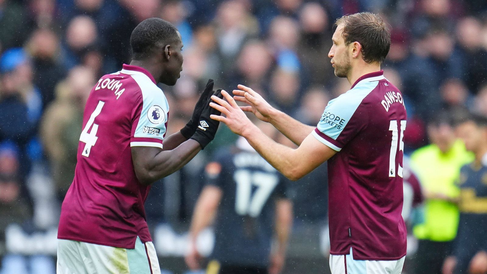 
                <strong>Kurt Zouma und Craig Dawson</strong><br>
                West Hams teuerster Neuzugang Kurt Zouma hatte keine lange Anreise von seinem Ex-Klub FC Chelsea. 35 Millionen Euro ließen sich die "Hammers" die Dienste des Franzosen kosten. Er hielt von Beginn an den Laden in der Abwehr zusammen. Immer an seiner Seite: Craig Dawson. Er wurde nach seinem Leihende vom FC Watford für kleines Geld verpflichtet und ist bei West Ham nicht mehr aus der Innenverteidigung wegzudenken. Gegen Frankfurt muss er aber auf seinen französischen Partner verzichten, Zouma fällt wie zwei weitere nominelle Innenverteidiger am Donnerstag verletzt aus.
              