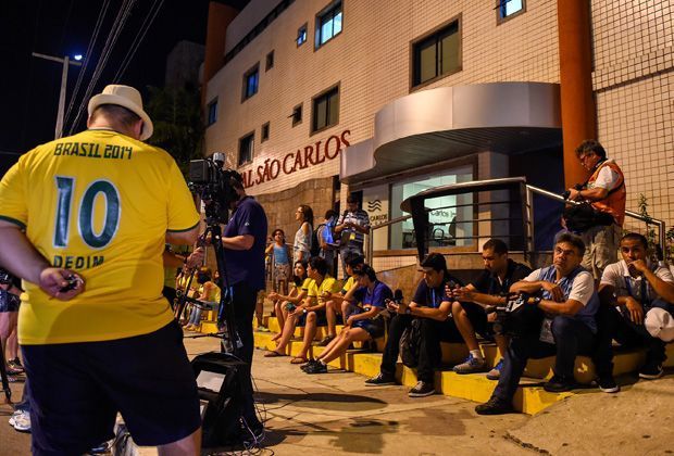 
                <strong>Das Krankenhaus Sao Carlos</strong><br>
                Neymar wird nach Abpfiff sofort ins Krankenhaus "Sao Carlos" gebracht. Mehrere Fans versammeln sich vor dem Krankenhaus und sorgen sich um Neymar. Die Diagnose ist eindeutig: Bruch des dritten Lendenwirbels. Damit ist die WM für den 22-Jährigen gelaufen. 
              