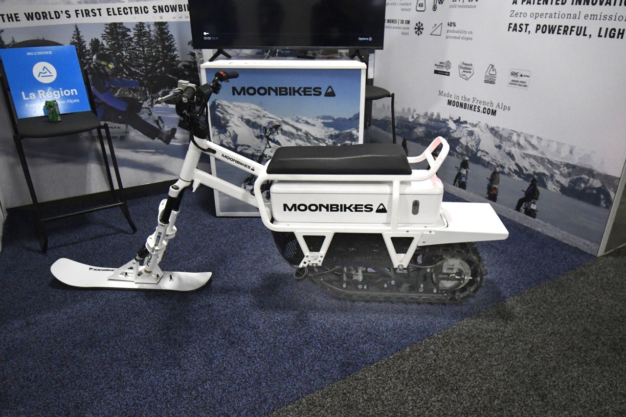 Das französische Start-up MoonBikes hat auf der CES ihr "Snowbike" vorgestellt: Eine Mischung aus Snowboard und Motorrad. Das Snowbike fährt komplett elektrisch. 