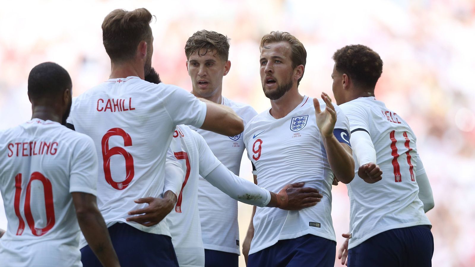 
                <strong>Platz 4 - England</strong><br>
                Bei der EM blamierte sich das Mutterland des Fußballs noch gegen Island. Jetzt scheinen die Three Lions stark wie lange nicht mehr. Die Qualifikation meisterte England in einer allerdings auch überschaubaren Gruppe ungeschlagen. In den Testspielen trotzten sie z.B. Deutschland im Herbst ein 0:0 ab. Mit zwei Erfolgen gegen Nigeria (2:1) und Costa-Rica (2:0) im Gepäck fährt der Tross um Trainer Gareth Southgate optimistisch nach Russland, wo Torjäger Harry Kane auch international für Aufsehen sorgen will.
              