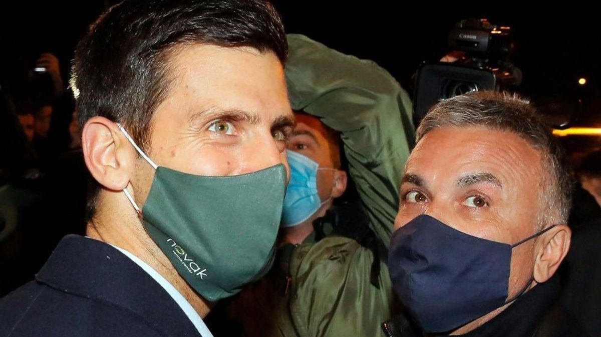 Novak (l.) und sein Vater Srdjan Djokovic