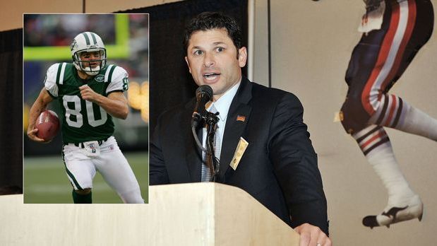 <strong>Wayne Chrebet</strong><br>
                Einen ganz anderen Weg hat Wayne Chrebet nach seiner Karriere bei den New York Jets eingeschlagen. Der ehemalige Wide Receiver zählt laut der NFL zu den 25 besten ungedrafteten Spielern der Geschichte und wurde 2014 in den Ring of Honor der Jets aufgenommen. Nach seiner Karriere wurde er Finanzberater bei der amerikanischen Bank "Morgan Stanley" und 2012 Assistant Vice President der Barclay Capital Bank. Zudem nennt er einige Rennpferde sein Eigen.