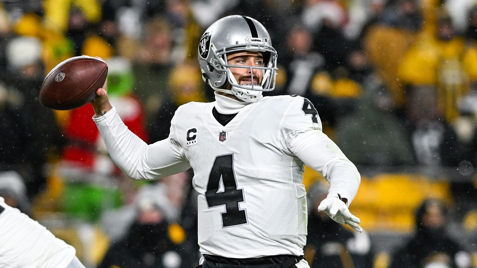 
                <strong>Derek Carr (Las Vegas Raiders)</strong><br>
                Quarterback Derek Carr und die Las Vegas Raiders dürften nach neun gemeinsamen Spielzeiten wohl getrennte Wege gehen. Der 31-Jährige hat die letzten beiden Partien aus der Ferne beobachtet, er wurde aus dem Kader der Raiders gestrichen. Ein Trade müsste, aufgrund der vertraglichen Strukturen, allerdings recht zügig nach dem Super Bowl abgewickelt werden. 
              