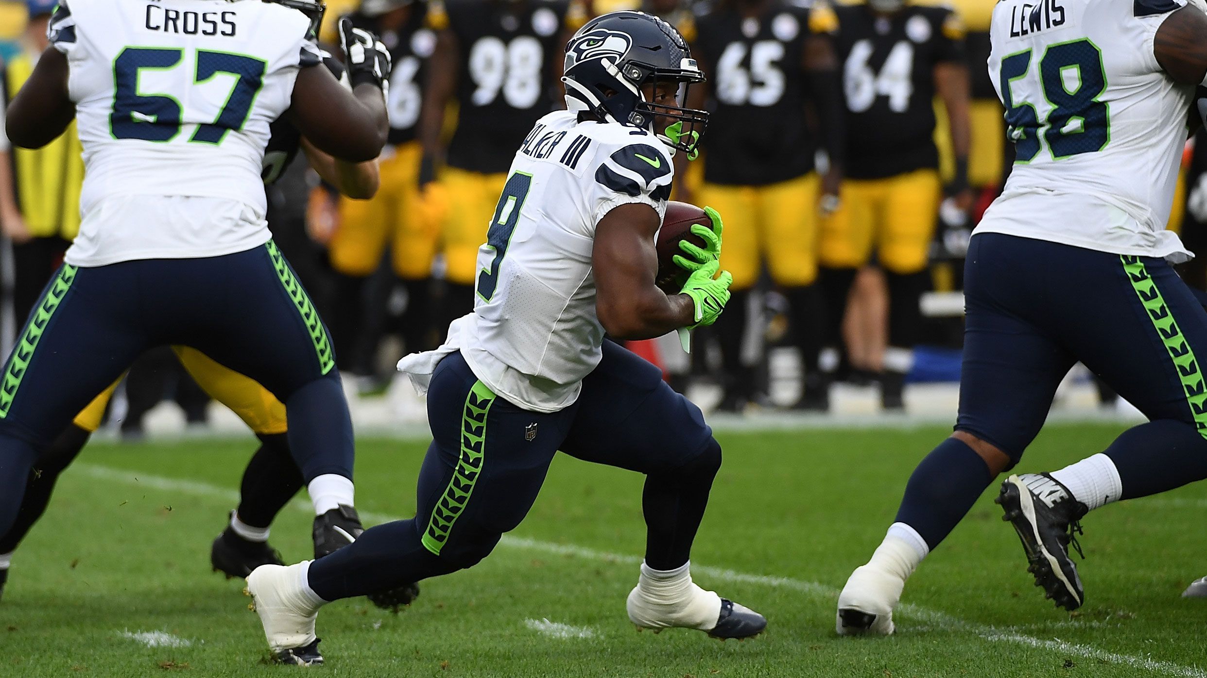 
                <strong>Kenneth Walker III (Running Back/Seattle Seahawks)</strong><br>
                Der letzte Running Back in dieser Liste ist ein Zweitrundenpick der Seahawks. Seattle befindet sich mitten im Umbruch. Optimale Bedingungen für Rookies, um aus der Masse herauszustechen und zu zeigen, was sie können. Im Gegensatz zu den anderen beiden Running Backs hat Walker in Seattle allerdings noch einen starken Mann vor sich. Dort ist Rahaad Penny Starter. Dahinter lauert aber Walker - der ohnehin in Week 1 verletzungsbedingt fraglich ist - und hofft, dass er Penny noch in dieser Saison den Rang ablaufen kann.
              