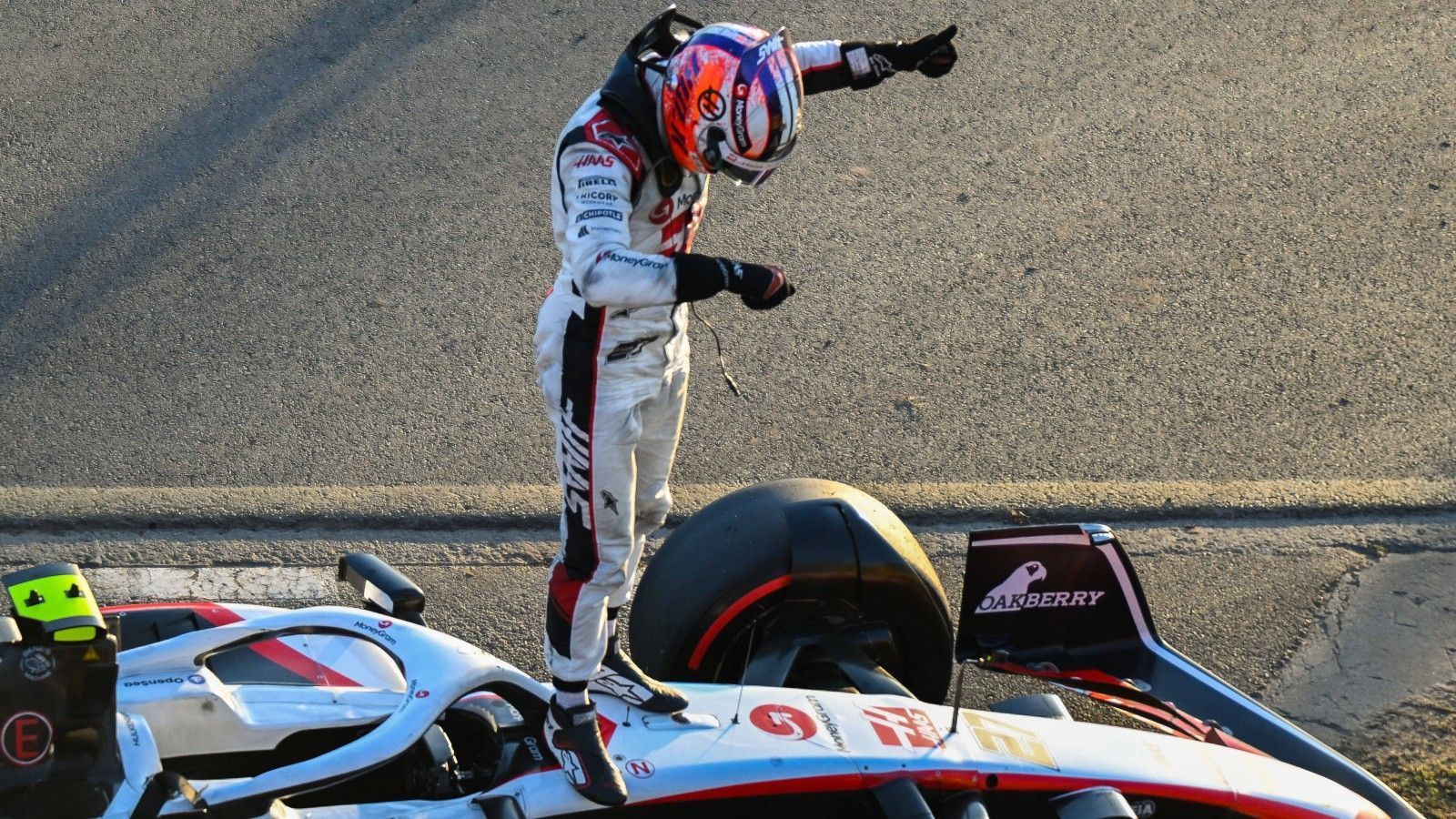 
                <strong>Gewinner: Nico Hülkenberg</strong><br>
                Was für ein Wochenende für Nico Hülkenberg! Bereits im Qualifying am Samstag schnitt der Deutsche deutlich besser ab als Teamkollege Kevin Magnussen, im Rennen war die Diskrepanz dann noch größer. Während sich der Däne mit einem mehr als nur peinlichen Fahrfehler ein Rad abfuhr und ausschied, zeigte "Hülk" eine zuverlässige Performance und sammelte erstmals Punkte im Haas-Cockpit. Am Ende stand der siebte Platz auf der Anzeigetafel. Haas-Protest bezüglich der Reihenfolge beim Restart hin oder her, für den 35-Jährigen war es ein rundum gelungenes Wochenende.
              