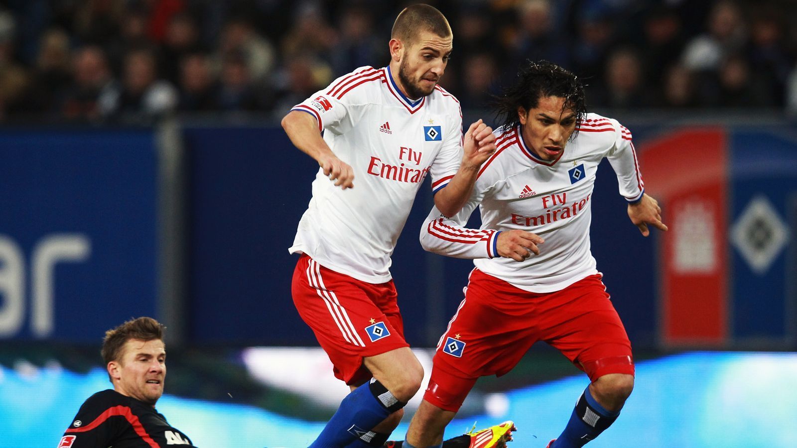 
                <strong>Hamburger SV (2011/12)</strong><br>
                Nachdem der Start in die Saison 2011/12 beim HSV mit sechs sieglosen Spielen in die Hose ging, schrillten an der Elbe mal wieder die Alarmglocken und der damalige Trainer Michael Oenning wurde gefeuert. Doch so wirklich besser wurde es nicht, zumindest nicht sofort, auch nach neun Spielen stand der HSV mit sieben Punkten immer noch am Tabellenende. Nach den Interimslösungen Rodolfo Cardoso und Frank Arnesen übernahm Thorsten Fink das Traineramt bei den Hanseaten und erst unter dem einstigen Bayern-Star stabilisierte sich die Situation des HSV. Acht Spiele in Folge blieben die Hamburger zum Einstand von Fink ungeschlagen und arbeiteten sich so aus der Abstiegszone heraus. Mitverantwortlich dafür waren die Torjäger Mladen Petric (li./sieben Saisontore) und Paolo Guerrero (re./sechs Saisontore). In der Abschlusstabelle landete der HSV mit 36 Punkten auf Platz 15. 
              