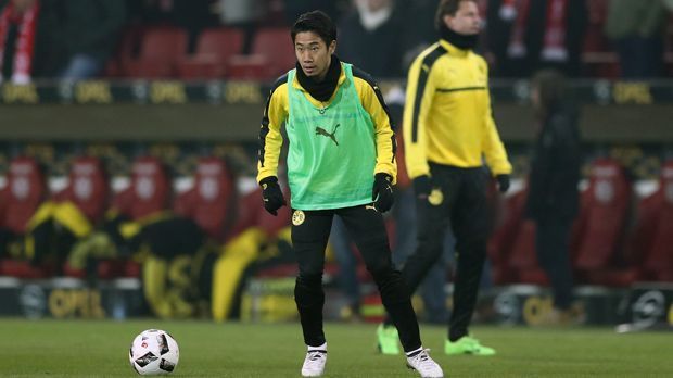 
                <strong>Shinji Kagawa</strong><br>
                Shinji Kagawa: Weil der Japaner nach seiner Rückkehr von Manchester United sein Können nur ab und an aufblitzen lässt, steht laut "Bild" auch der einstige Publikumsliebling auf der Abschlussliste. Der Vertrag des 27-Jährigen läuft nur noch bis 2018. Will Dortmund also noch ein paar Millionen mit ihm verdienen, ist im Sommer 2017 die vorletzte Gelegenheit dafür. Seit Jahresbeginn stand Kagawa in der Bundesliga nur ein einziges Mal in der Startelf, war zwei Mal Joker und kam zwei Mal gar nicht zum Einsatz.
              