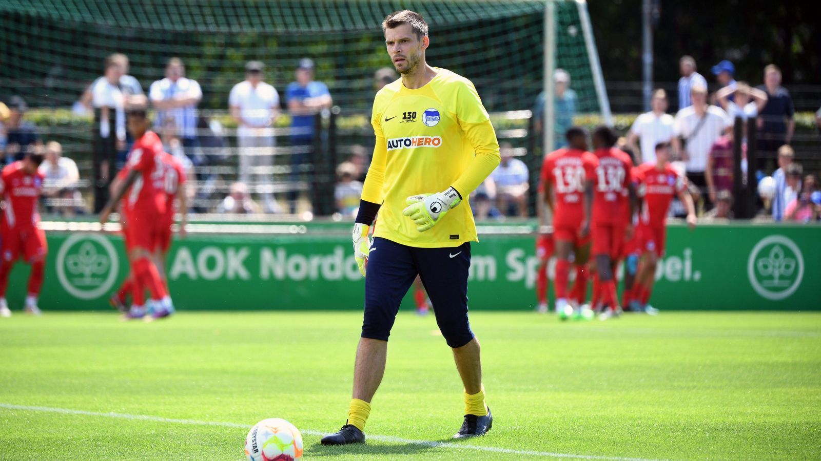 
                <strong>Rune Jarstein</strong><br>
                Der langjährige Leistungsträger und Stammkeeper beförderte sich zuletzt selbst ins Aus. Nach einem Streit mit Torwarttrainer Andreas Menger wurde der 37-Jährige suspendiert. Die sportliche Zukunft des Routiniers ist damit in Berlin äußerst fraglich. Laut "Bild" steht sogar eine Auflösung des noch bis 2023 laufenden Vertrags im Raum. Parallel dürften die Berliner schon nach einem möglichen Jarstein-Nachfolger suchen, der künftig in Konkurrenz mit Stammtorhüter Oliver Christensen tritt.
              