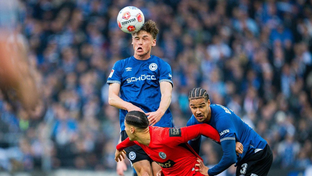 Bielefeld obenauf: Maximilian Großer beim Kopfball