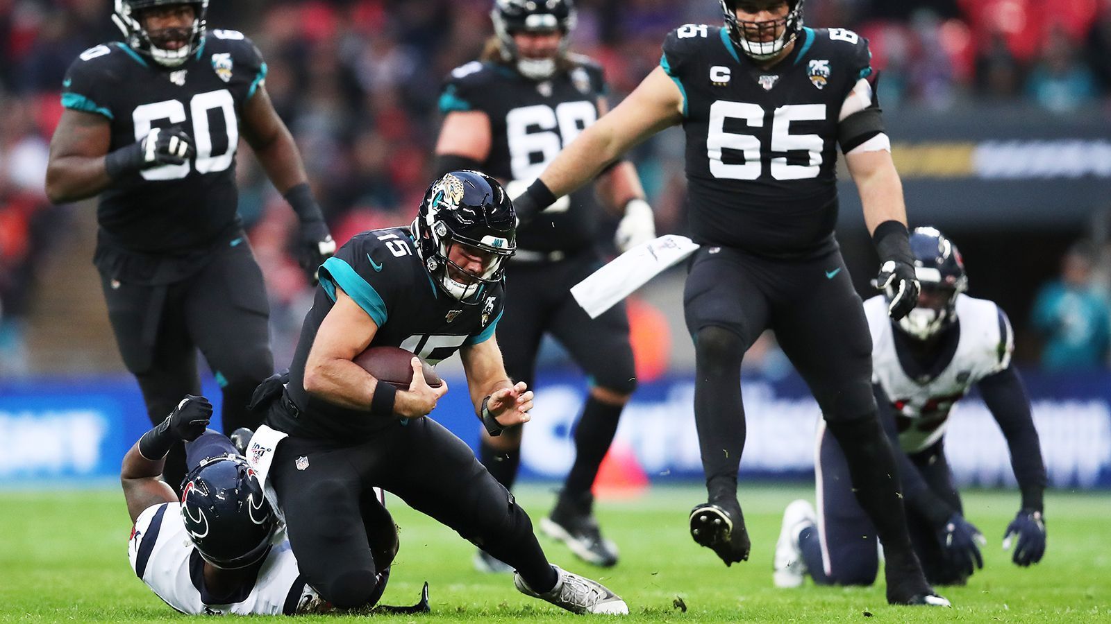 
                <strong>Verlierer: Gardner Minshew</strong><br>
                Die "Minshew-Mania" verblasste in London. Der Rookie-Quarterback konnte am anderen Ende des großen Teichs nicht überzeugen, warf zwei Interceptions und fumblete zwei Mal den Ball. Minshew wirkte überfordert, stand viel unter Druck und schien der gut organisierten Defensive der Houston Texans nicht gewachsen zu sein. Die Jackonsville Jaguars haben nun eine Woche spielfrei und genug Zeit zu überlegen, wer am elften Spieltag auf dem Platz steht: Nick Foles oder Minshew? Mit einem Sieg hätten die Chancen nicht schlecht gestanden für den Sechstrunden-Pick. Nach Minshews schwacher Leistung könnten sich die "Jags" wieder für Foles entscheiden. 
              