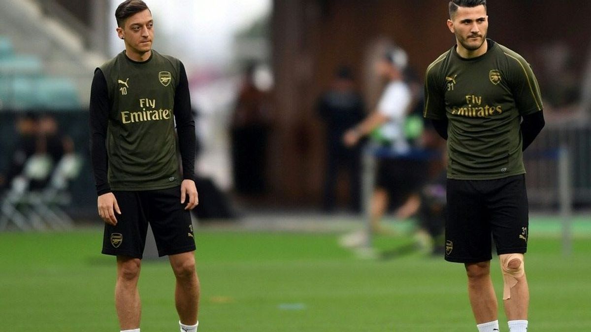 Özil (l.) und Kolasinac wurden im Juli überfallen