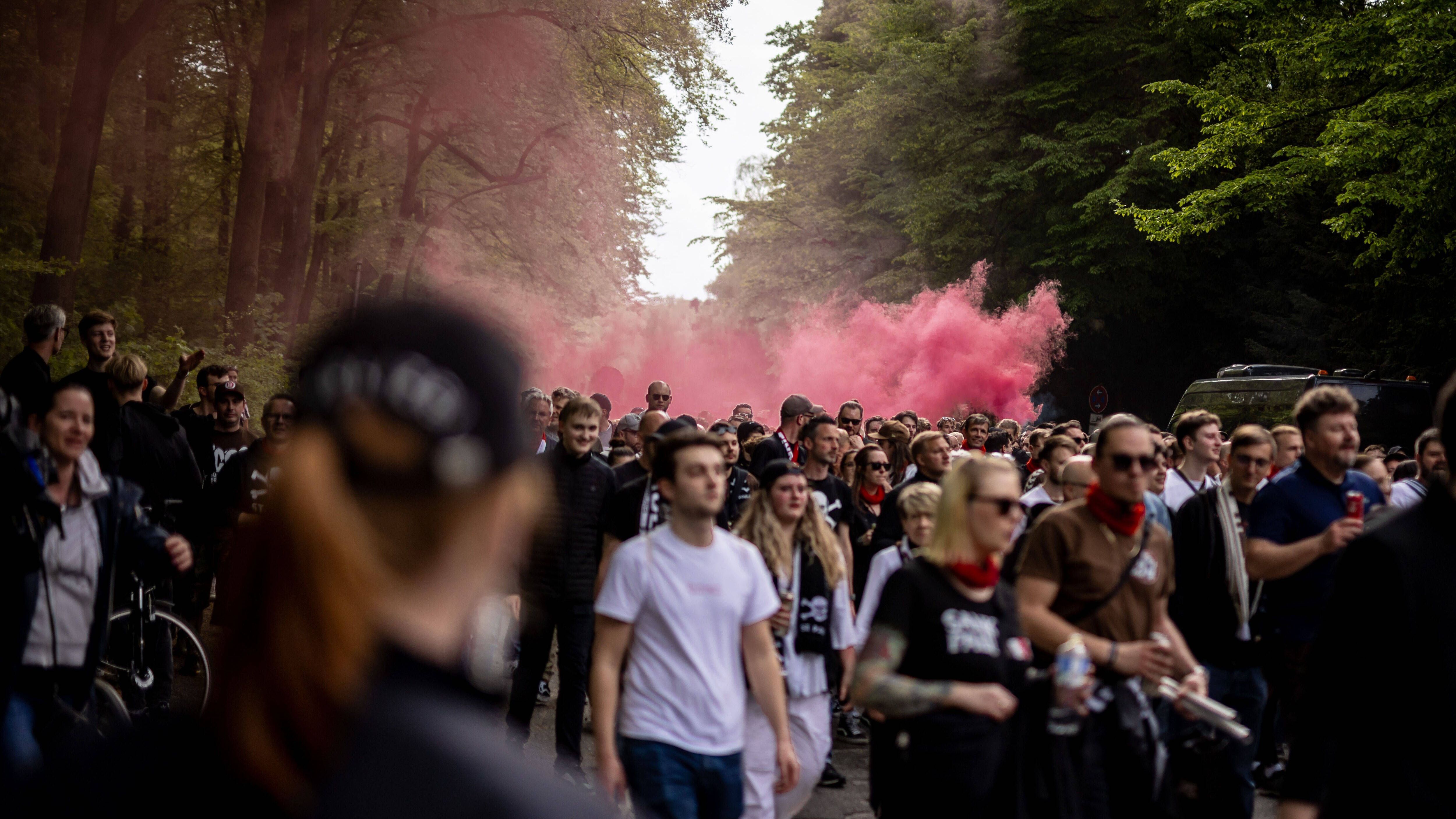 <strong>Fanmarsch der der St.-Pauli-Anhänger</strong><br>Zu Tausenden machten sich die Fans des Tabellenführers FC St. Pauli auf dem Weg ins Volksparkstadion. Auch dabei zündeten die Anhänger der Kiezkicker schon Pyrotechnik.&nbsp;