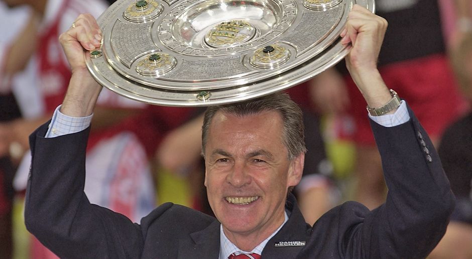 
                <strong>Trainer: Ottmar Hitzfeld</strong><br>
                Der FC Bayern hatte in seiner 117-jährigen Karriere eine ganze Reihe exzellenter Trainer. Tschik Cajkovski, Dettmar Cramer, Pal Csernai, Giovanni Trapattoni, Felix Magath, Pep Guardiola, Jupp Heynckes, Udo Lattek. Doch wohl keiner hatte das Starensemble der Münchener über Jahre so gut im Griff wie er: Ottmar Hitzfeld. Fünf deutsche Meisterschaften, drei DFB-Pokale, die Champions League und der Weltpokal 2001: Mit Gentleman Hitzfeld erklomm der FCB um die Jahrtausendwende die Spitze im internationalen Fußball. Der Grundstein für die heutige Ausnahmestellung der Bayern in Deutschland, Europa und der Welt.
              