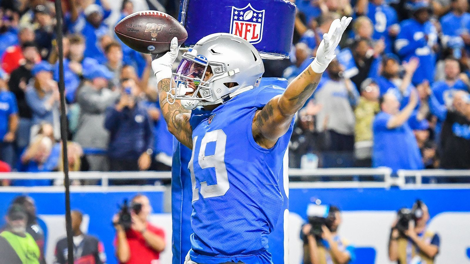 
                <strong>Start: Kenny Gollady</strong><br>
                Die Saison der Detroit Lions ist mit einem einfachen Wort perfekt beschrieben: inkonstant. Das gleiche gilt auch für den Nummer-1-Receiver der Lions. Kenny Golladay spielt mit 506 Receiving Yards und sechs Touchdowns eine statistisch gesehen starke Saison. Das Problem dabei: In drei von sieben Spielen erreichte der Wide Receiver keine 50 Receiving Yards. Gegen eine schwache Defense der Oakland Raiders wird Golladay in Zusammenarbeit mit Quarterback Matthew Stafford sich wieder von seiner besseren Seite zeigen und ein punktreiches Spiel abliefern.
              