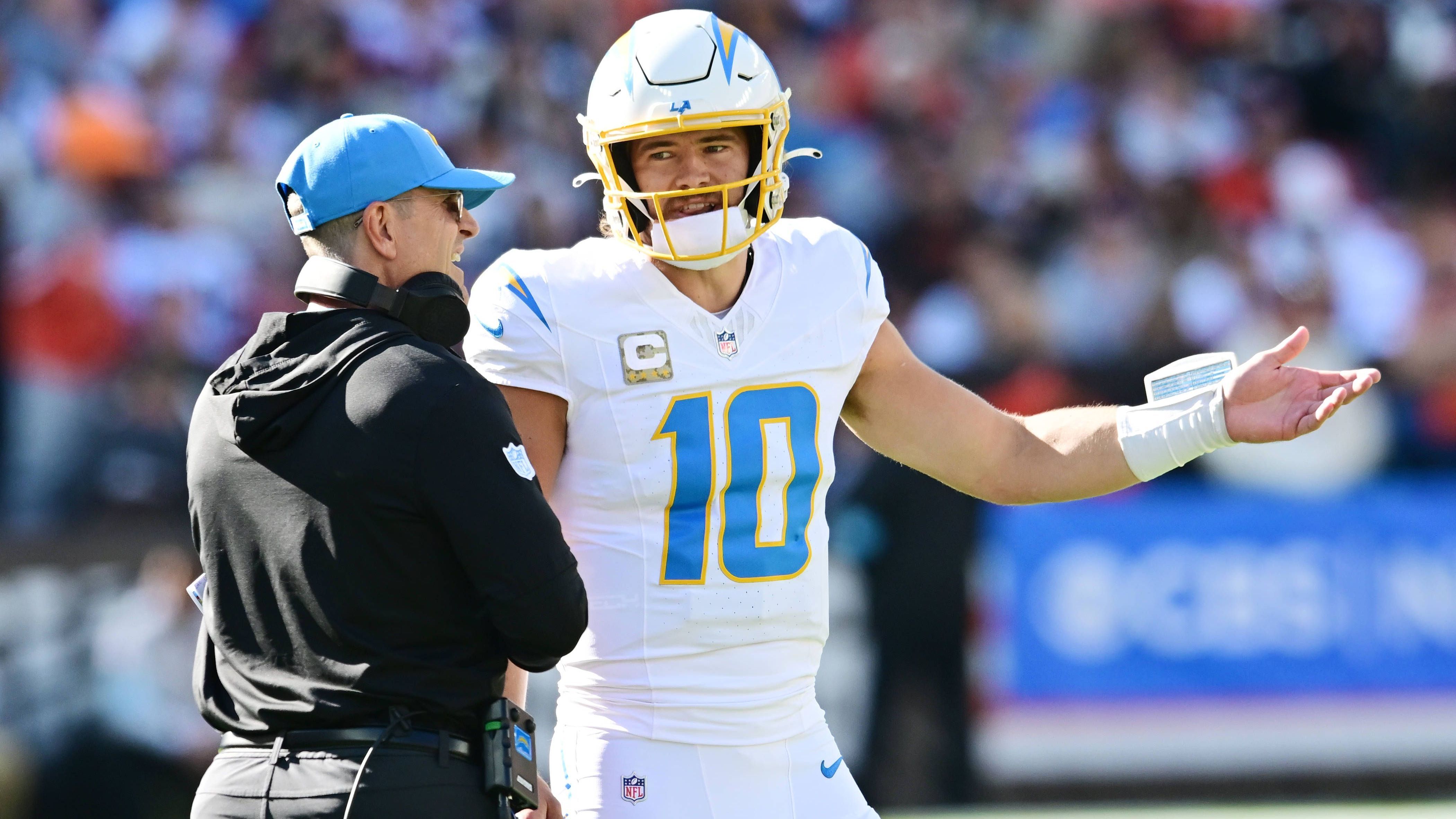 <strong>Platz 12 (Vorwoche: Platz 8): Justin Herbert (Los Angeles Chargers)</strong><br>Im direkten Duell gegen Patrick Mahomes musste Justin Herbert erneut den Kürzeren ziehen. Acht Mal trafen die beiden Ausnahmeathleten bislang aufeinander, sieben Mal ging Herbert als Verlierer vom Feld. Einziger Hoffnungsschimmer: Sein einziger Touchdown-Pass auf Quentin Johnston beendete seine Serie von zuletzt zwei Partien, in denen Herbert keinen seiner Mitspieler in der Endzone finden konnte.