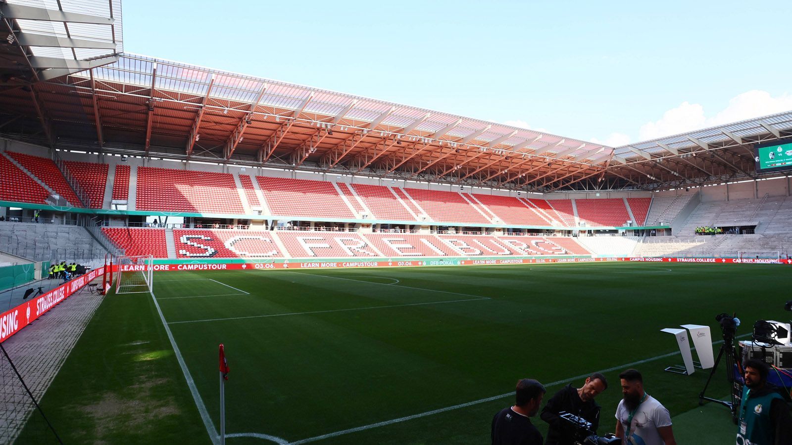 
                <strong>Europa-Park Stadion (SC Freiburg)</strong><br>
                der beste Name laut ChatGPT: "Schwarzwald-Arena"
              