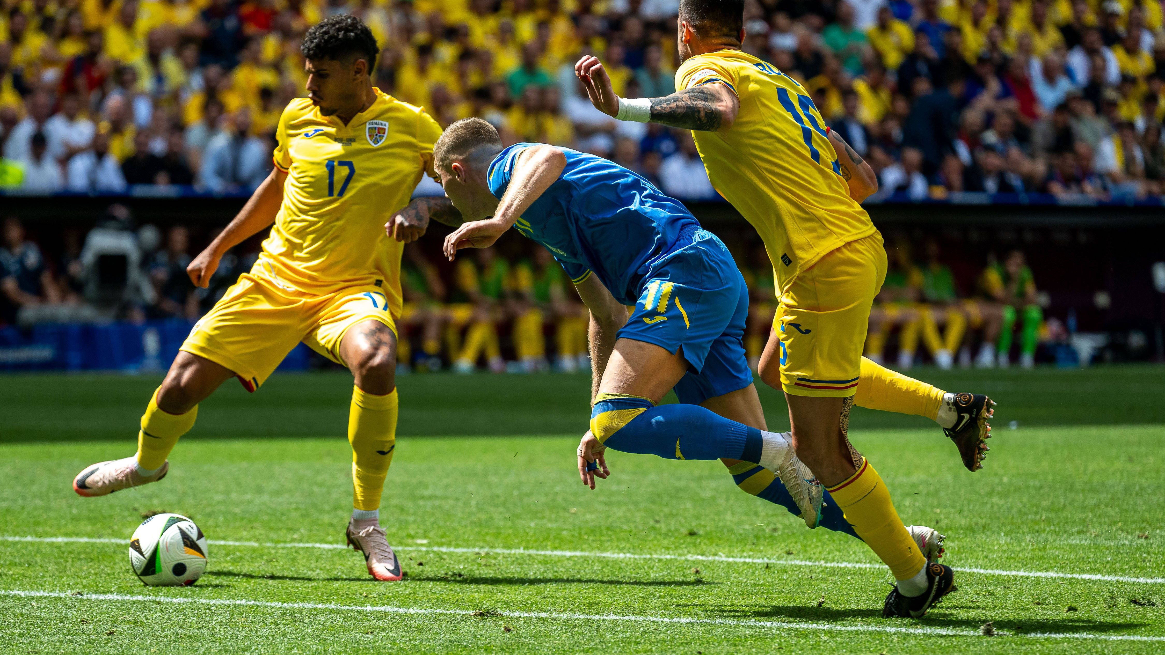 <strong>Zerfahrener Auftakt</strong><br>Emotional wird es dann auch auf dem Platz. Die Ukraine startet mit viel Ballbesitz, Rumänien lässt allerdings nichts zu und geht robust in die Zweikämpfe.