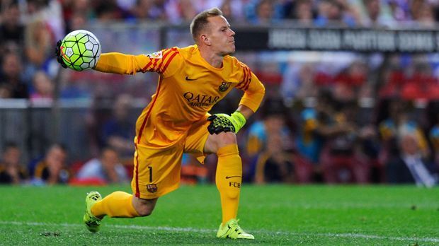 
                <strong>Marc-Andre ter Stegen (FC Barcelona)</strong><br>
                Marc-Andre ter Stegen (FC Barcelona): Der 23-Jährige vom FC Barcelona hat beim spanischen Triple-Sieger derzeit schwer zu kämpfen. Der Keeper bekam in dieser Saison insgesamt erst zwölf Einsätze, kassierte dabei aber 19 Gegentore und muss sich deshalb immer wieder hinter Teamkollege Claudio Bravo einreihen. Bei der Klub-WM kam ter Stegen zuletzt gar nicht zum Einsatz. Jürgen Klopp soll aber große Stücke auf den Deutschen halten und könnte ihn beim FC Liverpool zum Stammkeeper machen. (Quelle: Sport, Mirror)
              