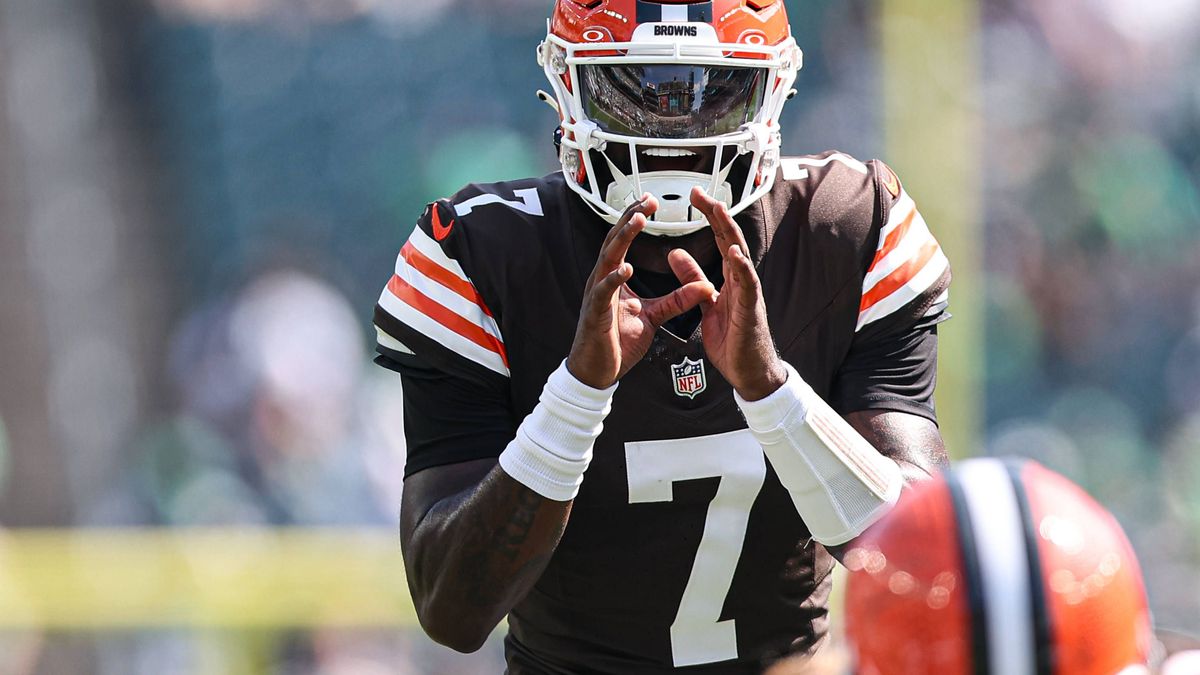 NFL, American Football Herren, USA Cleveland Browns at Philadelphia Eagles Aug 16, 2025; Philadelphia, Pennsylvania, USA; Cleveland Browns quarterback Tyler Huntley (7) prepares to run a play again...