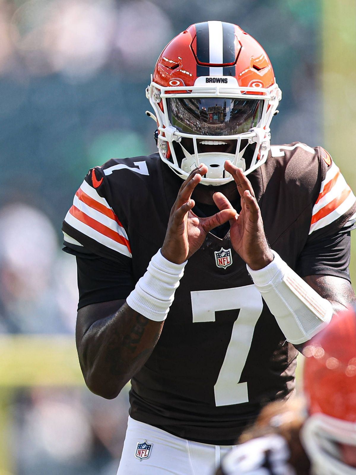 NFL, American Football Herren, USA Cleveland Browns at Philadelphia Eagles Aug 16, 2025; Philadelphia, Pennsylvania, USA; Cleveland Browns quarterback Tyler Huntley (7) prepares to run a play again...
