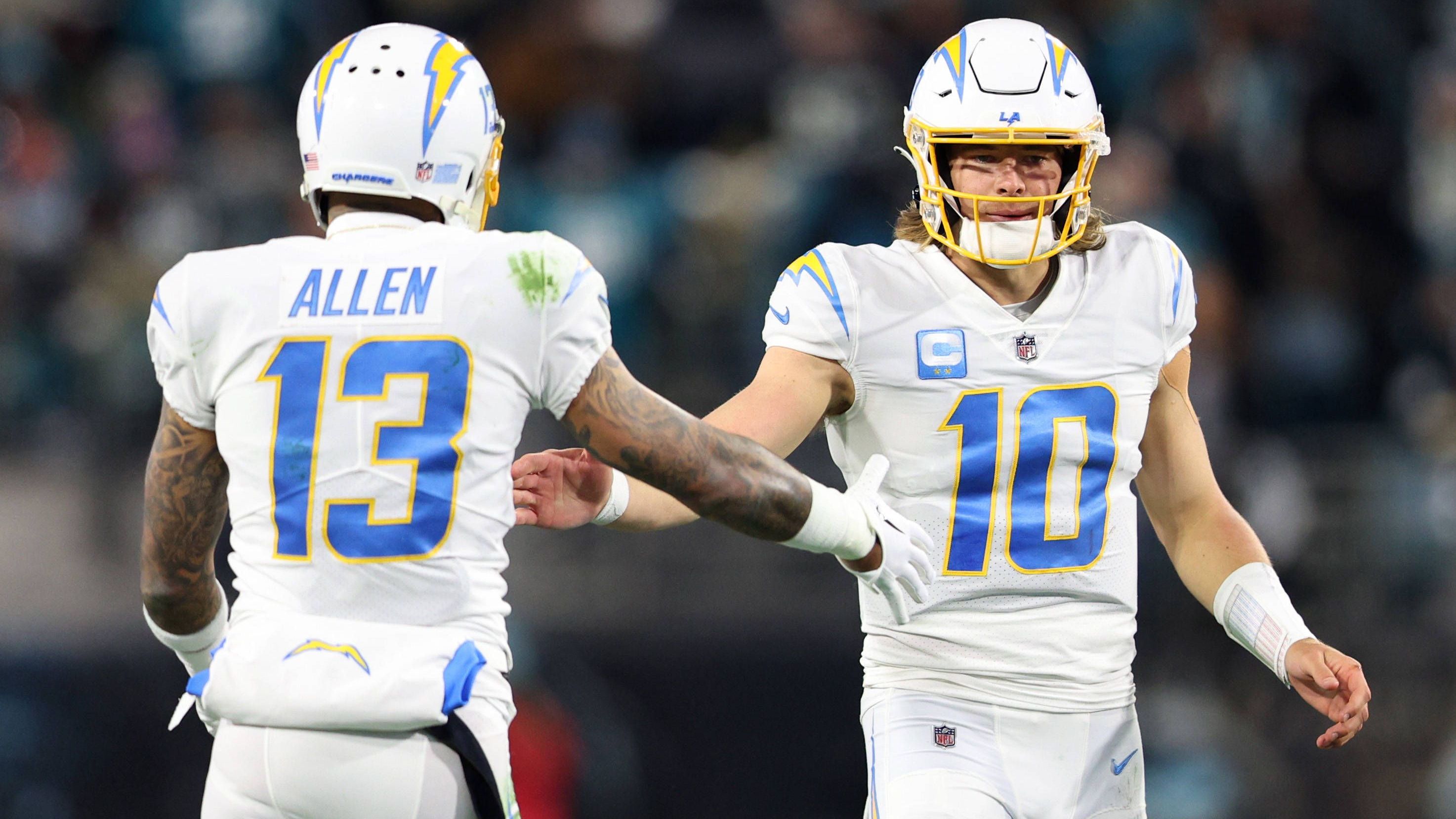 <strong>Justin Herbert (Los Angeles Chargers)</strong><br>Mit Keenan Allen (l.) und Mike Williams hat Herbert in dieser Offseason gleich zwei Top-Receiver verloren. Das Team rund um den neuen Trainer Jim Harbaugh sollte also gut beraten sein, im Draft an der Offensive zu schrauben. Auch ihrem Quarterback zuliebe.