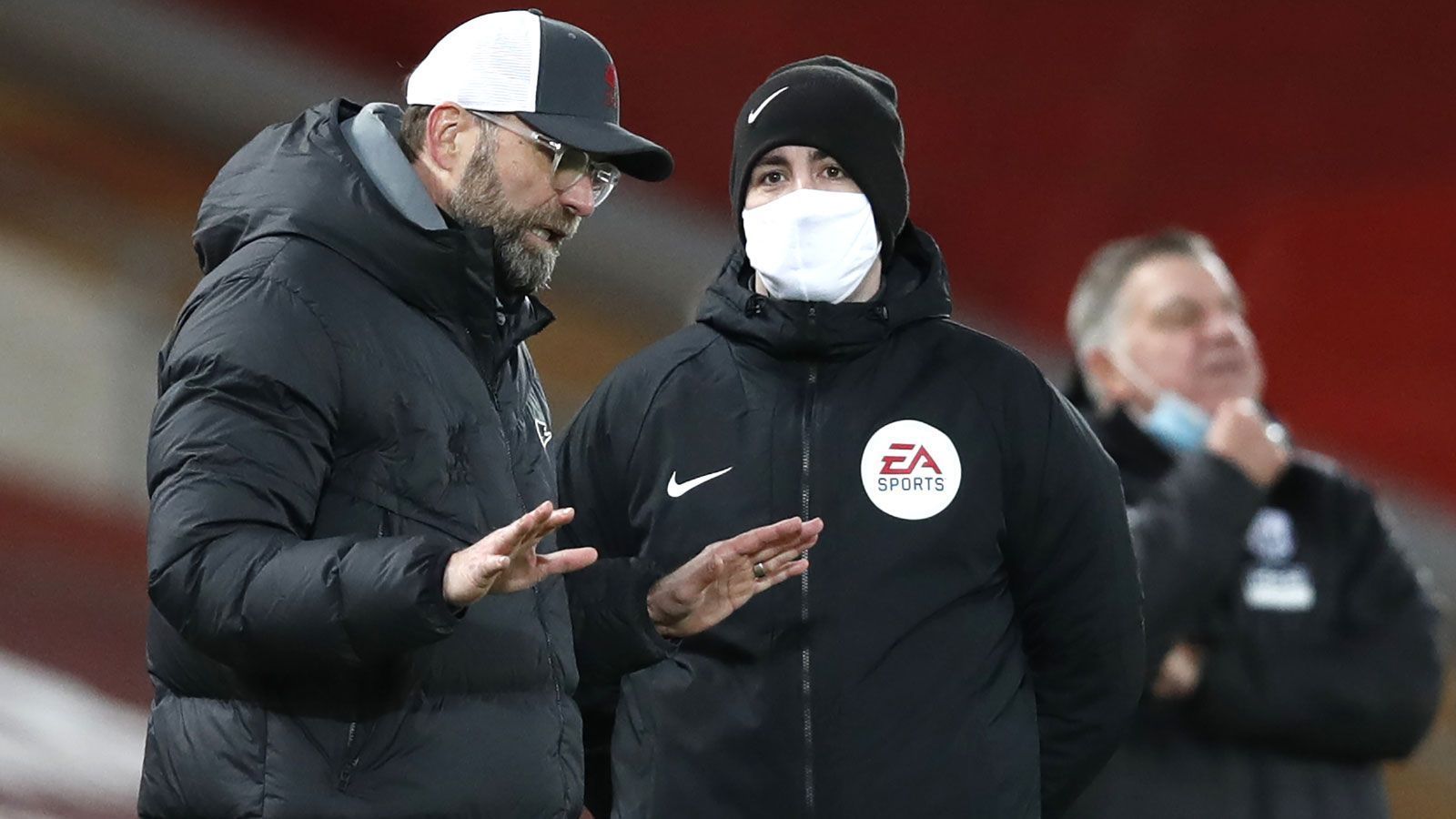 
                <strong>Problem 9: Fehlende Qualität von der Bank</strong><br>
                Klopp hat sich bekanntlich bereits mehrmals darüber echauffiert, dass ihm wegen der eng getakteten Saison immer wieder Säulen aus Verletzungsgründen wegbrechen würden. Und dabei musste nicht nur er feststellen, dass zwischen den Startelfkandidaten und den Ersatzspielern, deren Stunde in dieser Spielzeit geschlagen hat, ein für Topklubs enorm großes Qualitätsgefälle herrscht. Die zweite Reihe ist alles andere als erste Sahne und so tut jeder Ausfall doppelt weh. Das Abwehrproblem ist bekannt, durch Diogo Jotas Knieverletzung bekommt das eingespielte Offensivtrio seit Mitte Dezember kaum noch Ruhepausen, im Mittelfeld wurde Thiagos Rückkehr nach Knieblessur wegen Naby Keitas Knöchelverletzung umso mehr herbeigesehnt. Zuletzt fehlte mit Fabinho ein weiterer Stabilisator mit muskulären Problemen. Andere Alternativen drängen sich nicht gerade auf.
              