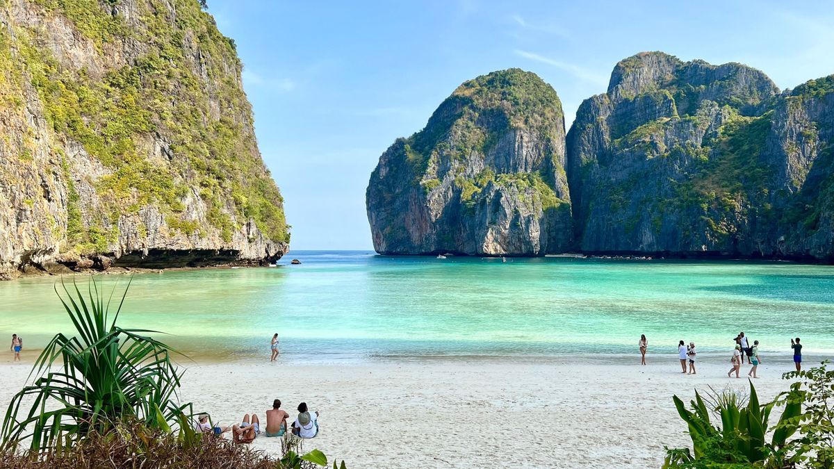 Die weltberühmte Maya Bay in Thailand am frühen Morgen, bevor der große Touristenstrom kommt. 