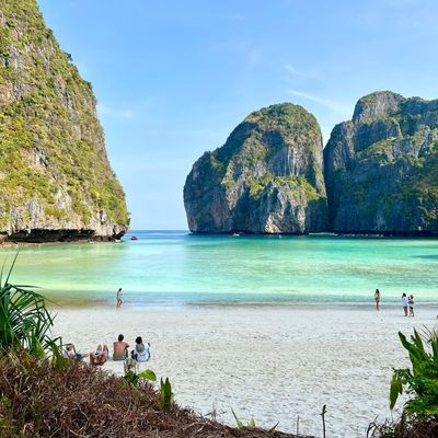 Die weltberühmte Maya Bay in Thailand am frühen Morgen, bevor der große Touristenstrom kommt. 