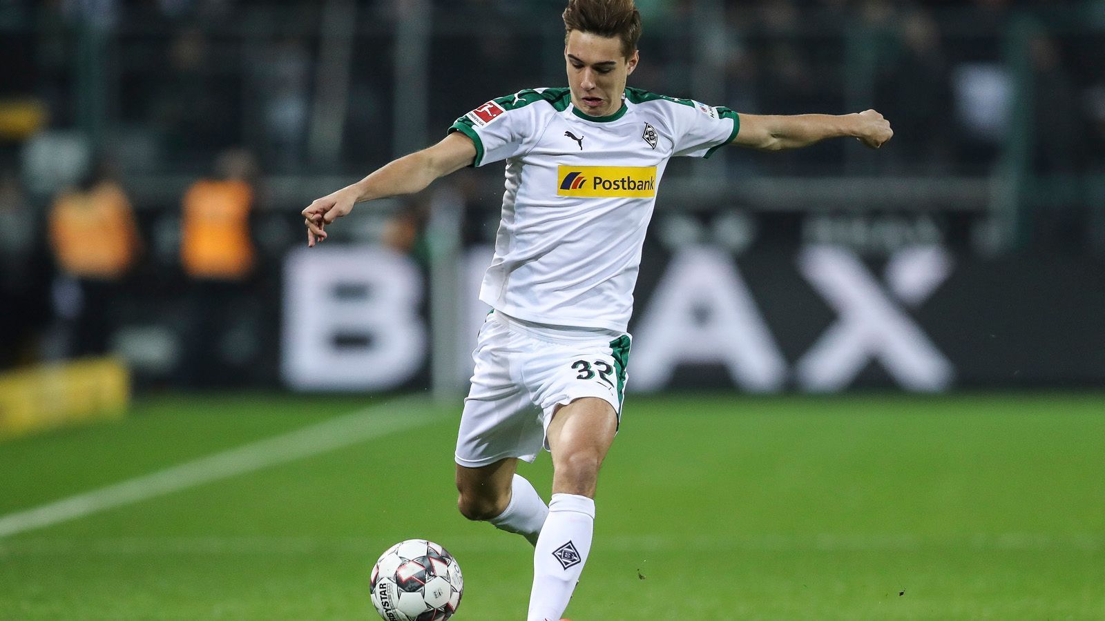 
                <strong>Florian Neuhaus (Borussia Mönchengladbach) </strong><br>
                Neuhaus' Stern ging in der vergangenen Saison als Leihspieler bei Fortuna Düsseldorf auf. Auch bei seinem Stammverein Borussia Mönchengladbach überzeugt der 21-Jährige als Leistungsträger in dieser Saison. Er bereitete in der Bundesliga acht Tore vor, traf zweimal selbst und ist U21-Nationalspieler. Wenn er sich so weiterentwickelt, könnte möglicherweise bald eine Einladung von Bundestrainer Jogi Löw folgen. Sein Marktwert konnte Neuhaus in nur neun Monaten von drei auf 24 Millionen Euro steigern.
              