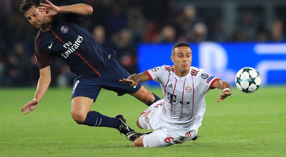 
                <strong>Thiago (FC Bayern München)</strong><br>
                Sowohl defensiv, als auch offensiv versucht Thiago das Bayern-Spiel im Mittelfeld zu strukturieren, was ihm aufgrund der enormen Geschwindigkeit im Pariser Umschaltspiel nicht leicht fällt. Dennoch zeigt Thiago präzise Pässe. Die Flanke von Mbappe auf Neymar rettet er mit Grätsche in letzter Sekunde (38.). ran-Note: 3. 
              