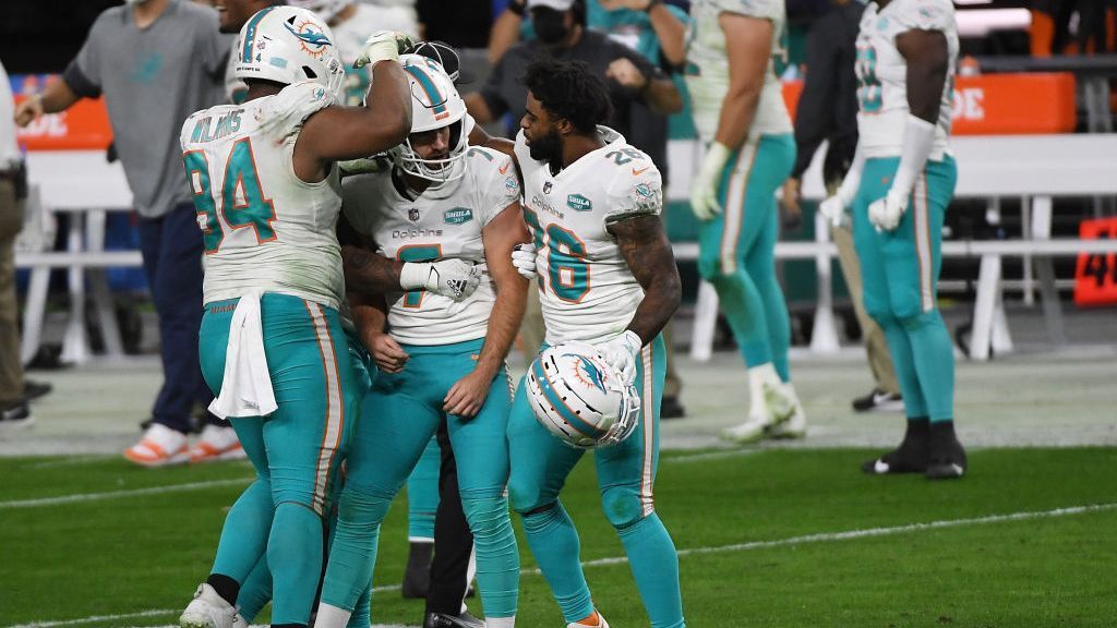 
                <strong>Miami Dolphins</strong><br>
                Junge Quarterbacks können oft jede Unterstützung beim Playcalling gebrauchen. Da ist Tua Tagovailoa keine Ausnahme. Dafür wäre ein Julian Edelman natürlich bestens, zudem kennt er Head Coach Brian Flores aus zehn gemeinsamen Jahren bei den Patriots. Flores weiß also, was er von Edelman erwarten kann und was nicht.
              