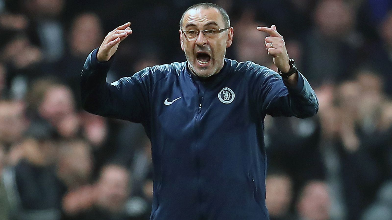 
                <strong>Trainer-Kandidat Maurizio Sarri</strong><br>
                Contes Nachfolger bei Chelsea wurde im Sommer 2018 der vormalige Neapel-Trainer Maurizio Sarri. Laut "Gazzetta dello Sport" gehört der 60-Jährige ebenfalls zum Kandidatenkreis auf die Allegri-Nachfolge, obwohl Sarri bei den Londonern noch einen Vertrag bis 2021 hat und die "Blues" zudem ins Europa-League-Finale führte. Die Premier-League-Saison beendeten Sarri mit Chelsea auf Platz drei.
              