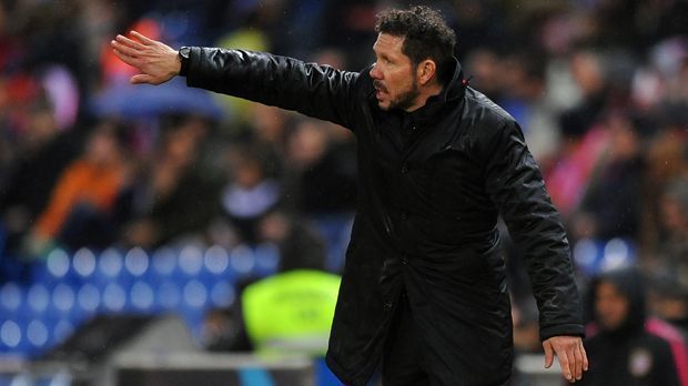 
                <strong>Diego Simeone</strong><br>
                Diego Simeone: Noch etwas impulsiver als Sampaoli kommt seit Jahren dessen Landsmann Simeone daher. Der 46-Jährige trainiert seit Ende 2011 Barcelonas Liga-Rivalen Atletico Madrid und führte den Hauptstadt-Klub aus dem langen Schatten von Real heraus. Zwei Mal schaffte es Simeone mit seiner strikten Defensiv-Taktik sogar bis ins Endspiel der Champions League - und genau darin könnte ein Problem liegen. Denn Barcelona steht für vieles, aber eben keine defensive Ausrichtung. Ob Simeone und Barca daher so gut zusammenpassen würden?
              