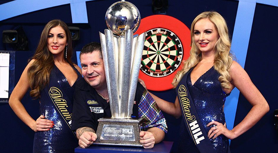 
                <strong>Gary Anderson</strong><br>
                Gary Anderson wurde im letzten Jahr Darts-Weltmeister. Dafür bekam er einen ziemlich großen Pokal. Allerdings ist die Trophäe nicht unbedingt das, woran die Augen auf diesem Bild hängenbleiben. Sondern eher an Daniella Allfree (l.) und Charlotte Wood. Die beiden Walk-on-Girls sind so ziemlich die bekanntesten ihrer Art, mit ihren sexy Auftritten machen sie Darts zum Augenschmaus. Wir zeigen euch weitere Bilder.
              