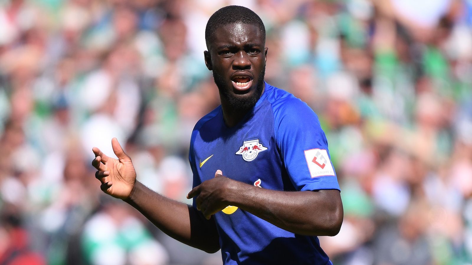 
                <strong>Dayot Upamecano (RB Leipzig)</strong><br>
                Upamecano hat sich durch konstant gute Leistungen in Leipzig zu einem sehr begehrten Abwehrspieler entwickelt und durch die Champions-League-Einsätze auch international schon Erfahrung auf hohem Niveau gesammelt. Allerdings vermeldete nun "Sky", dass Upamecano seinen Vertrag in Leipzig um ein Jahr verlängern will. Im Sommer 2021 soll es dann eine Ausstiegsklausel geben. Sollte der Vertrag tatsächlich verlängert werden, würde das die Situation für den FC Bayern sicherlich erheblich erschweren. Die spekulierten 50 Millionen Euro Ablöse würden dann unter Umständen nicht mehr ausreichen.
              