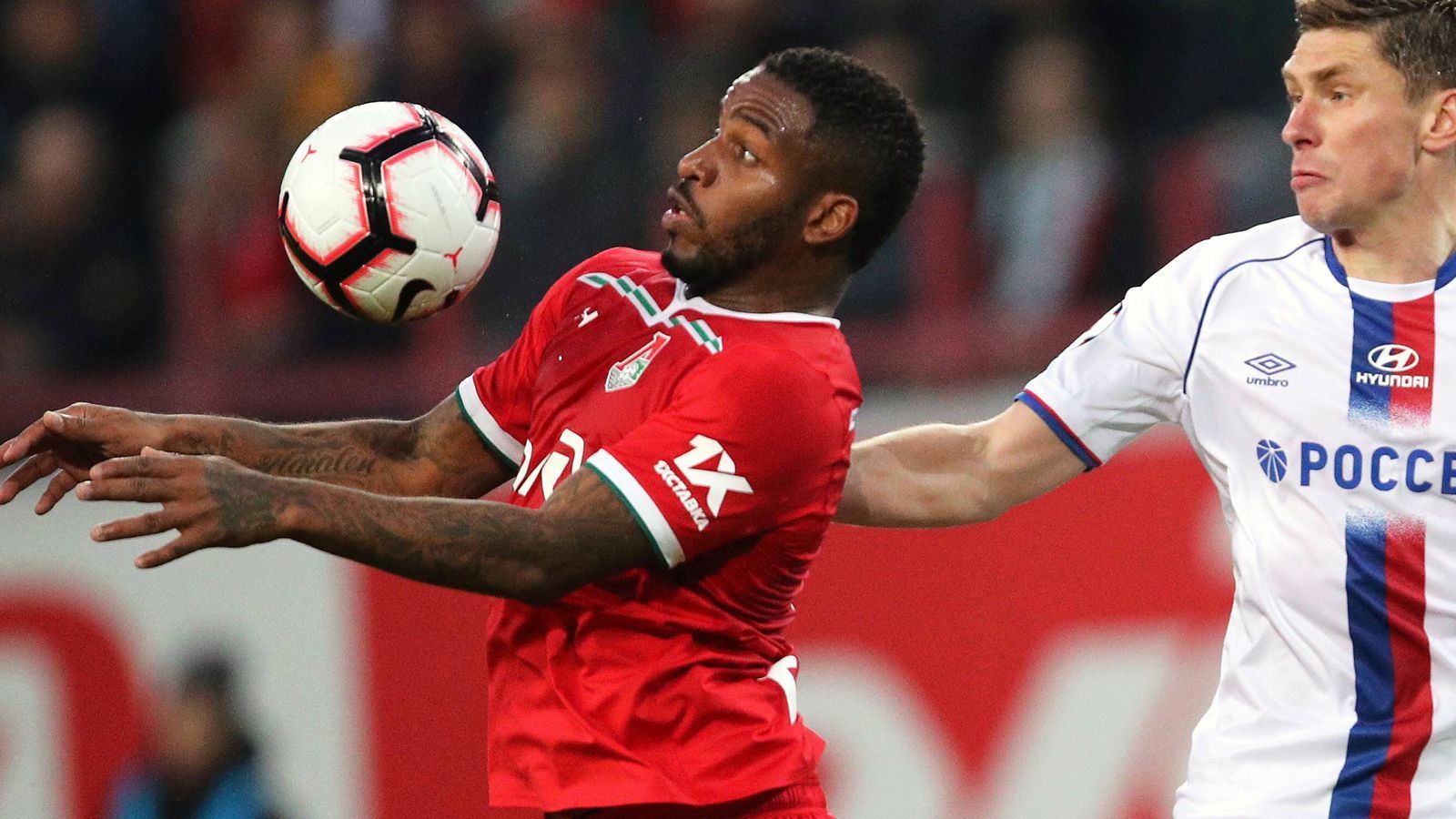 
                <strong>Jefferson Farfan (Lokomotiv Moskau)</strong><br>
                Mit dem Peruaner Jefferson Farfan traf Höwedes bei Lokomotiv Moskau einen früheren Schalker Mitspieler wieder. Der 34 Jahre alte Flügelstürmer spielt seit Anfang 2017 für den russischen Topklub und wurde mit Lokomotiv seitdem zwei Mal Pokalsieger und ein Mal Meister. Bei bislang 66 Pflichtspiel-Einsätzen steuerte Farfan 24 Tore und zwölf Vorlagen für Lok Moskau bei. Derzeit laboriert der Routinier an einer Knieverletzung und kam deshalb in der bereits begonnenen Saison der Premier Liga noch nicht zu Spielminuten.
              