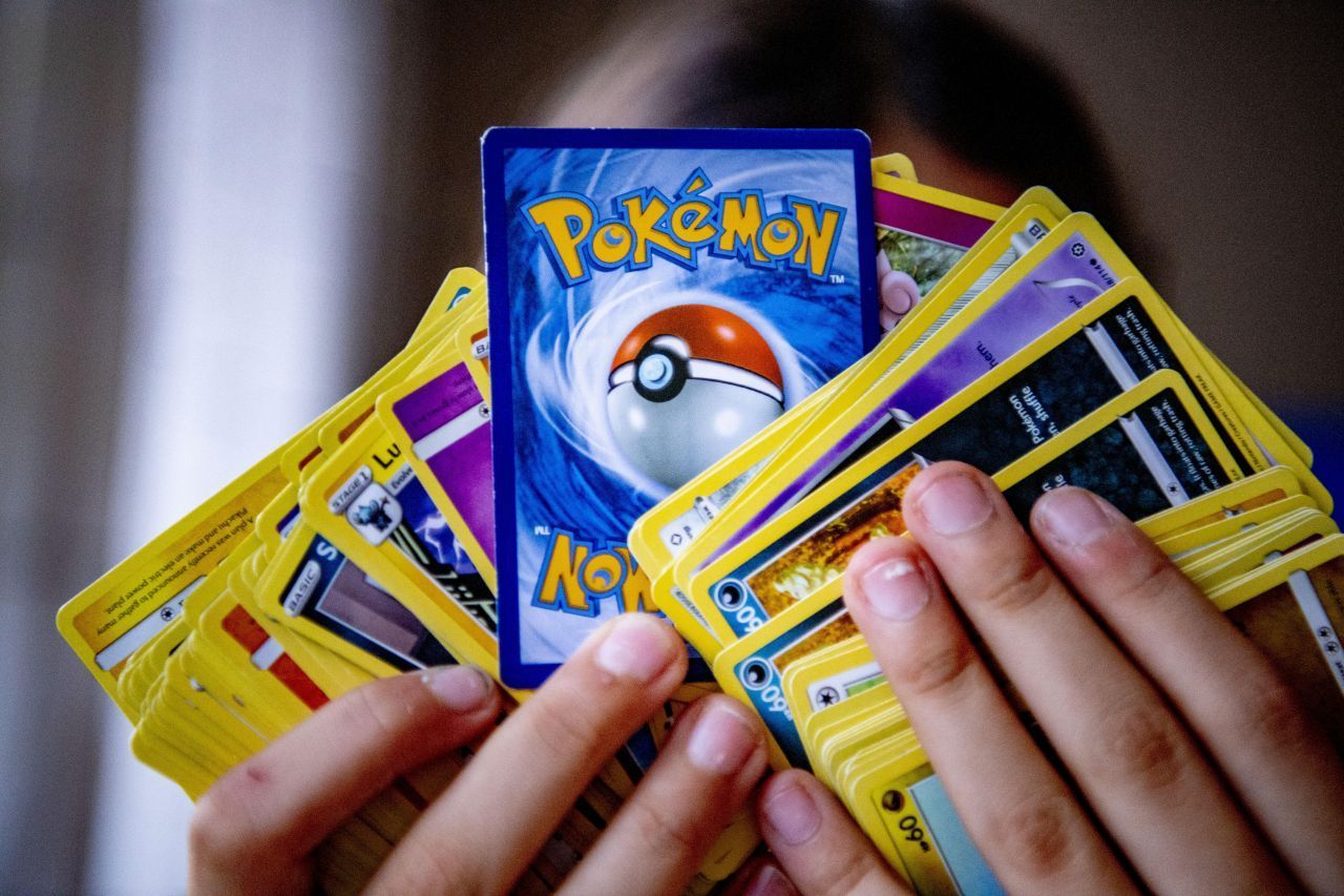 Einige der knapp 7.000 Pokémon-Karten bringen viel Geld ein. Eine Glurak-Holo-Karte der ersten Generation in sehr gutem Zustand wird um die 50.000 Euro gehandelt.