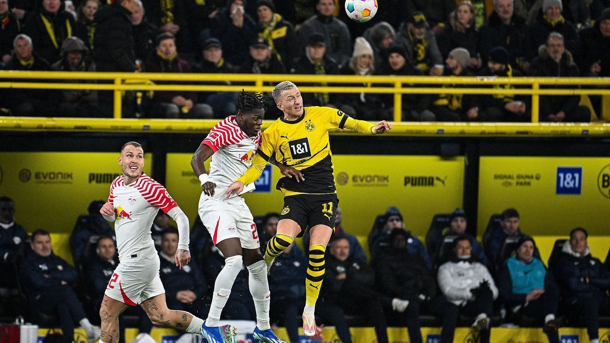 <strong>Casello Lukeba (RB Leipzig)</strong><br>Er rückt im Vergleich zum 2:1-Sieg zuletzt gegen Heidenheim neu ins Team von RB Leipzig. Lukeba hat links in der Dreierkette vor allem in der Luft den Dortmunder Stoßstürmer Niclas Füllkrug fast immer unter Kontrolle. Vor dem Ausgleich verliert Lukeba jedoch im Strafraum etwas die Orientierung, so kann Süle völlig frei abschließen. <strong>ran-Note: 3</strong>