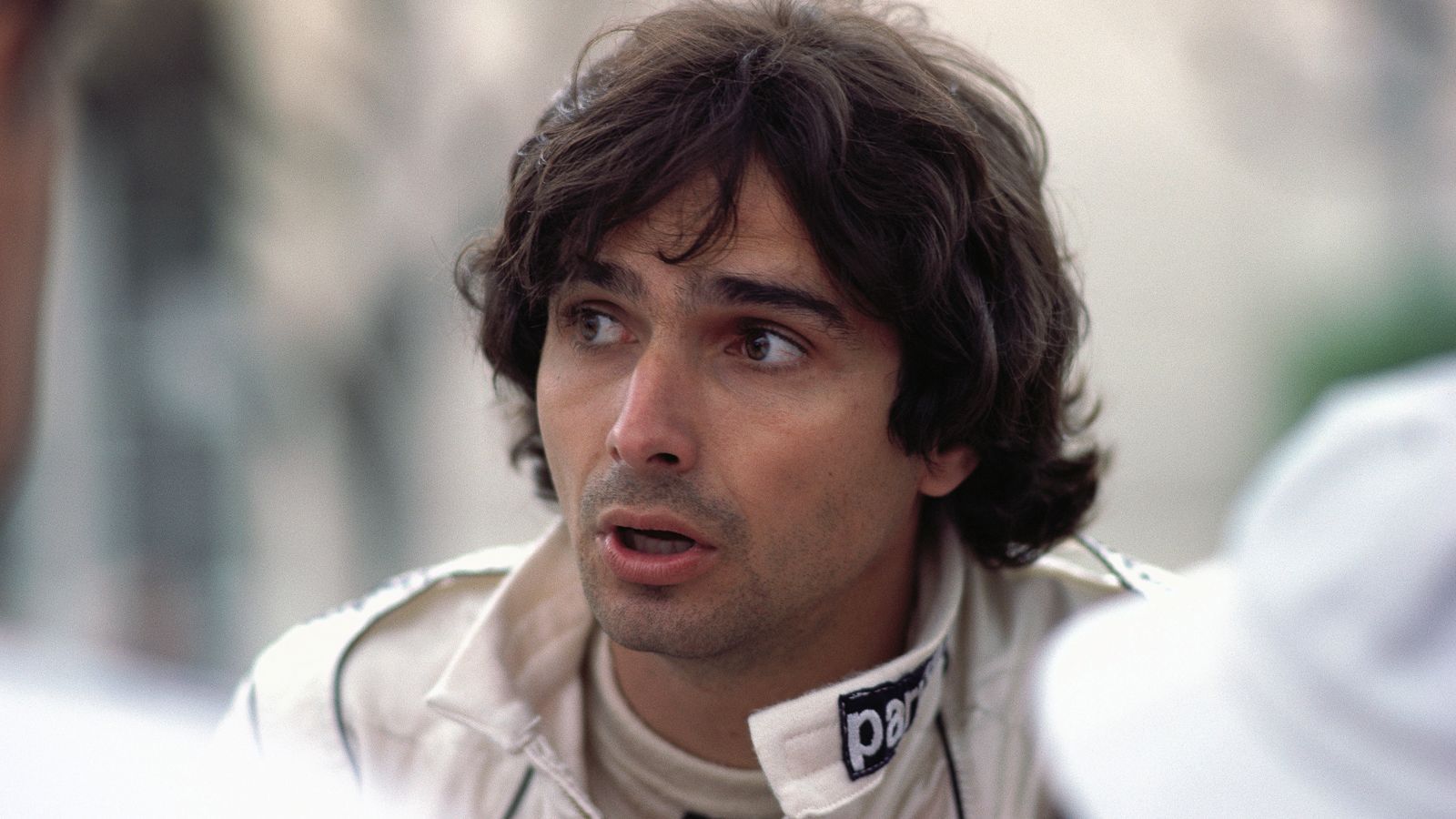 
                <strong>Nelson und Nelsinho Piquet</strong><br>
                Nelson Piquet fuhr zwischen 1978 und 1991 insgesamt 204 Rennen in der Formel 1. Dreimal wurde er Weltmeister (1981, 1983 und 1987). In Erinnerung bleiben vor allem die offen ausgetragenen Rivalitäten mit Nigel Mansell und Ayrton Senna. Seine Karriere beendete 1991 bei Benetton ein gewisser Michael Schumacher.
              