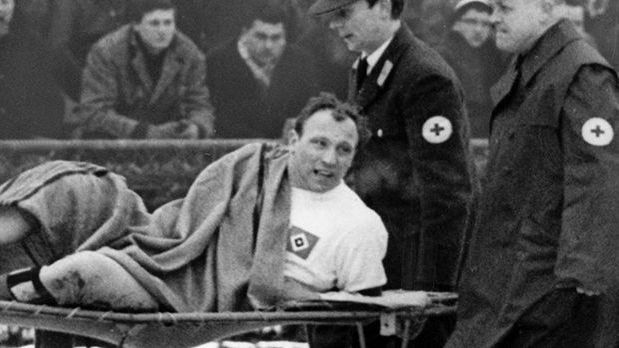 <strong>Uwe Seeler</strong><br>Die Karriere von Uwe Seeler schien im Februar 1965 beendet, als er sich gegen Eintracht Frankfurt die&nbsp;Achillessehne riss. Eine derartige Verletzung galt zu der Zeit als "Karriere-Killer". Doch "Uns Uwe" kämpfte sich, auch mit Hilfe eines speziellen Schuhs von Adidas, wieder zurück.