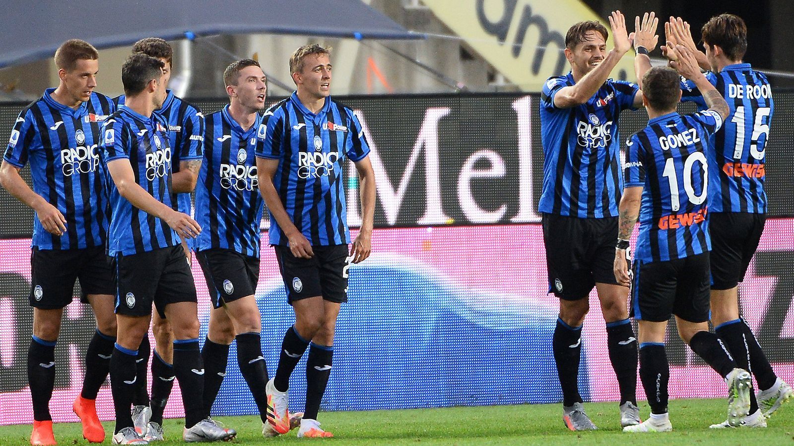 
                <strong>Atalanta Bergamo (Serie A/Italien)</strong><br>
                Die Mannschaft um den Deutschen Robin Gosens überrascht in diesem Jahr mit einem konsequenten Offensivspiel, stellt den besten Angriff der Serie A. Auch international konnte die Mannschaft ihr Können bereits unter Beweis stellen, nach einem katastrophalen Start in die Champions-League-Gruppenphase schaffte Bergamo noch den Sprung ins Achtelfinale. Der darauffolgende Einzug in das Viertelfinale fiel mit dem Beginn der Corona-Pandemie zusammen, die besonders in der Region und in Bergamo selbst tausende Opfer forderte und die Erfolge der Fußballmannschaft in den Hintergrund drängte. Seit dem Restart ist Atalanta noch ungeschlagen und rangiert aktuell (Stand: 12. Juli) knapp hinter Lazio Rom auf Platz drei.
              