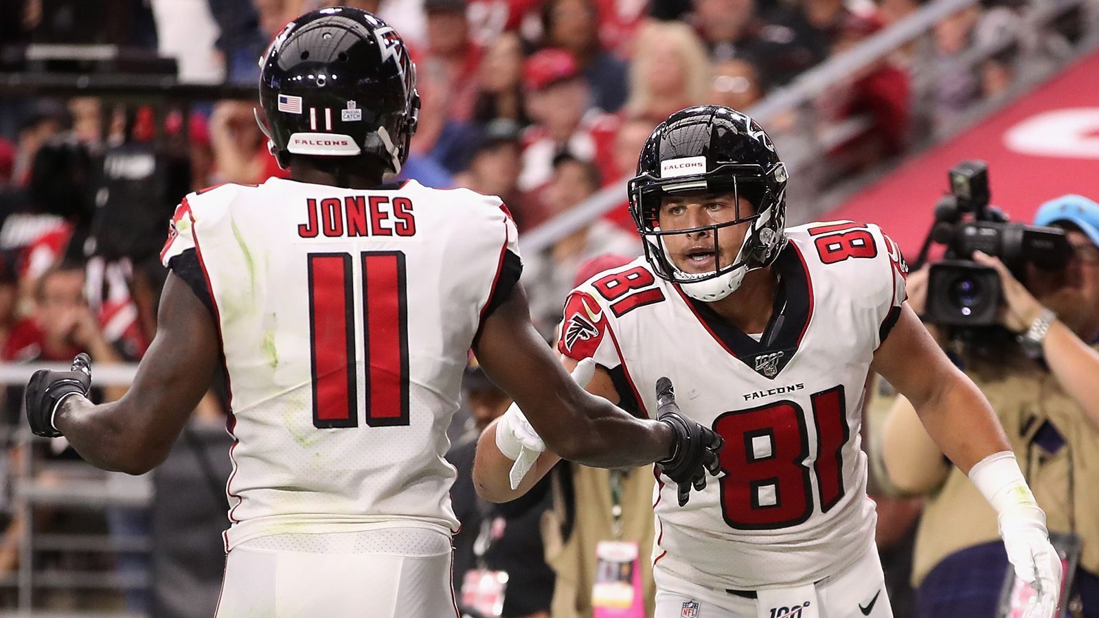 
                <strong>Passing Offense: Atlanta Falcons</strong><br>
                Beim 33:34 gegen die Arizona Cardinals sollte es zwar knapp nicht zum Sieg reichen, dennoch spielte die Passing Offense der Atlanta Falcons groß auf. Am Ende standen 356 Passing Yards und vier Touchdowns zu Buche. Mit Tight End Austin Hooper (117 Receiving Yards) und Wide Receiver Julio Jones (108 Receiving Yards) punkteten zwei Passempfänger dreistellig.Gesamtpunktzahl: 38
              