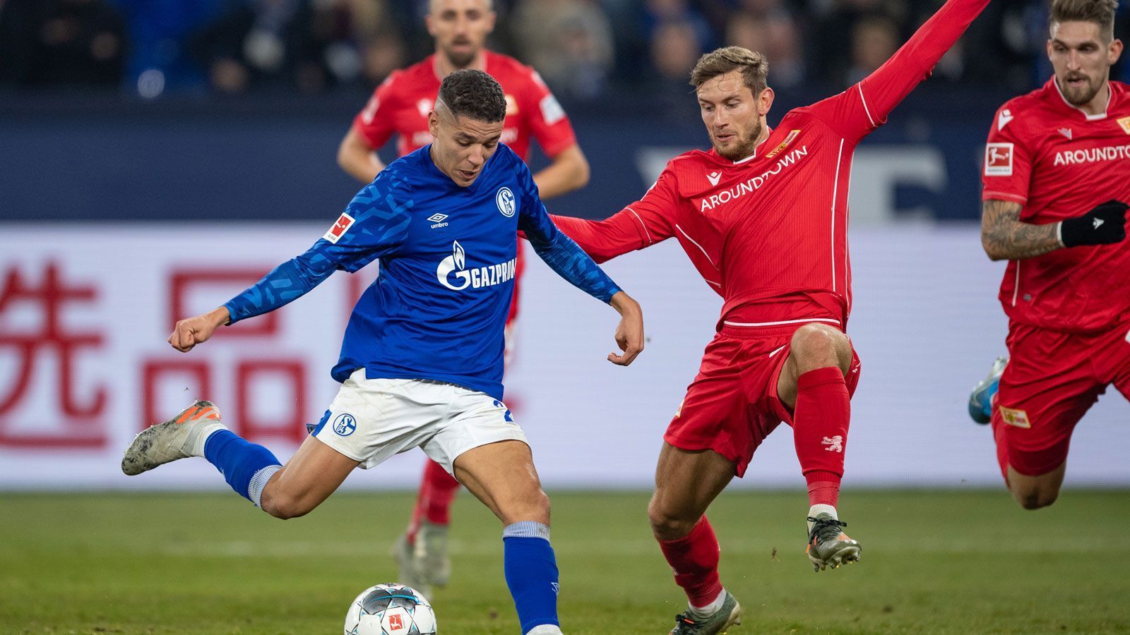 
                <strong>Union Berlin (31 Punkte, -18 Tore) - FC Schalke 04 (37 Punkte, -12 Tore)</strong><br>
                Sonntag, 15:30 Uhr (im Liveticker auf ran.de und in der App)Bilanz nach der Zwangspause: N-N-U-N vs. N-N-N-NBei beiden Teams stimmt der Trend ganz und gar nicht. Die Berliner sollten dringend punkten, um nicht doch noch in arge Abstiegsnot zu geraten. Noch ist der Relegationsrang vier Zähler entfernt. Noch schlechter sieht die Formkurve nur bei S04 aus. Ein Turnaround scheint nur mit einem Sieg bei Union noch möglich. Ansonsten dürfte der Zug nach Europa ohne Schalke abfahren.
              