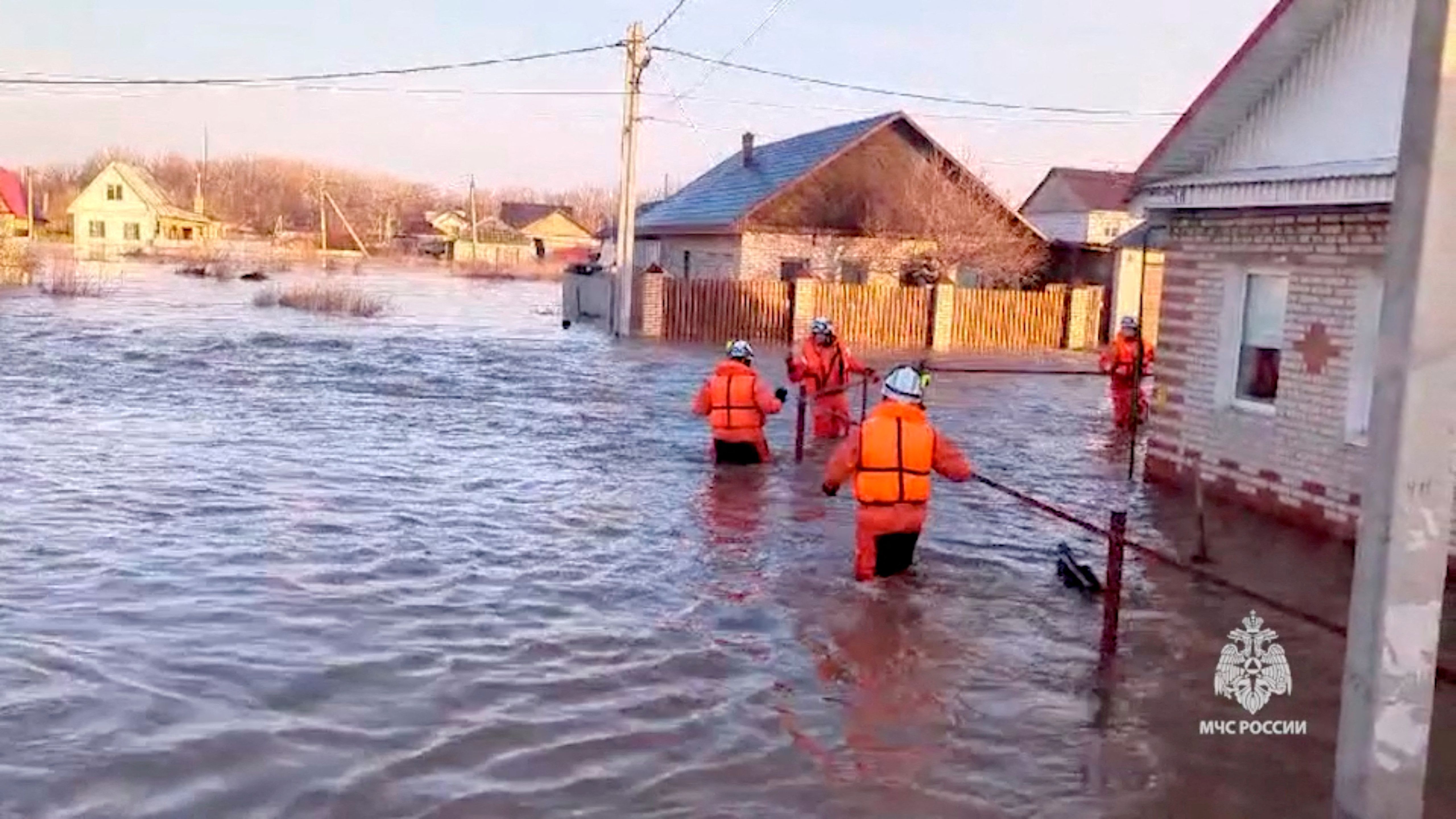 Orsk: Retter versuchen, Bewohner:innen der überfluteten Gebiete zu helfen.