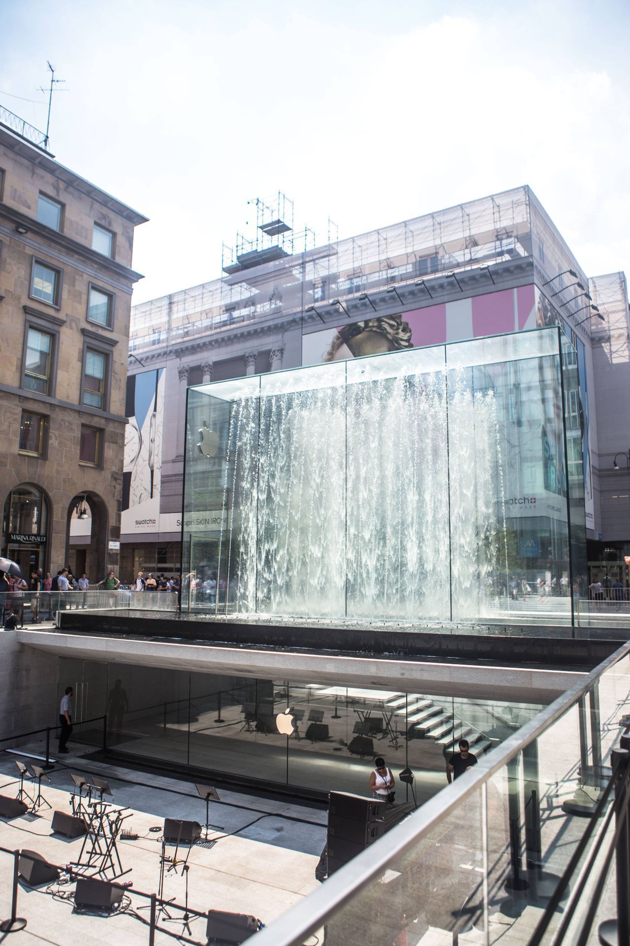 Der Apple Store in Mailand liegt an einer schönen Piazza und protzt mit einem großen Glas-Springbrunnen über dem Eingang. 