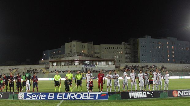 
                <strong>Crotone Stadion</strong><br>
                Dabei ist der Fan-Zuspruch eigentlich gar nicht so hoch. Und das hat mehrere Gründe. Gespielt wird im Stadio Ezio Scida, ein maroder Bau, der eigentlich auch renovierungsbedürftig ist. Gerade einmal 9.631 Zuschauer passen in das Stadion. Der Zuschauerschnitt liegt bei knapp 7.000 pro Spiel. (Quelle: Weltfussball.de).
              